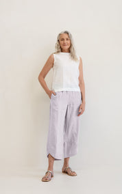 Model wears Palermo Linen Pants Silver with ankle detail