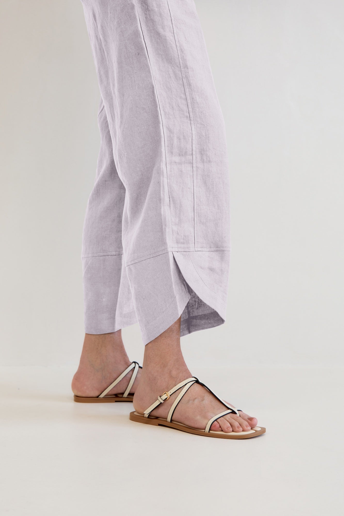 Ankle detail of the Palermo Linen Pants Silver.